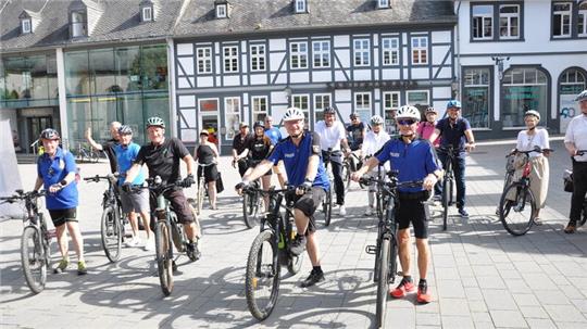 Auf zur ersten Runde: Mit der Polizei vorneweg führt die Goslarer Startfahrt rund um die Jakobikirche.