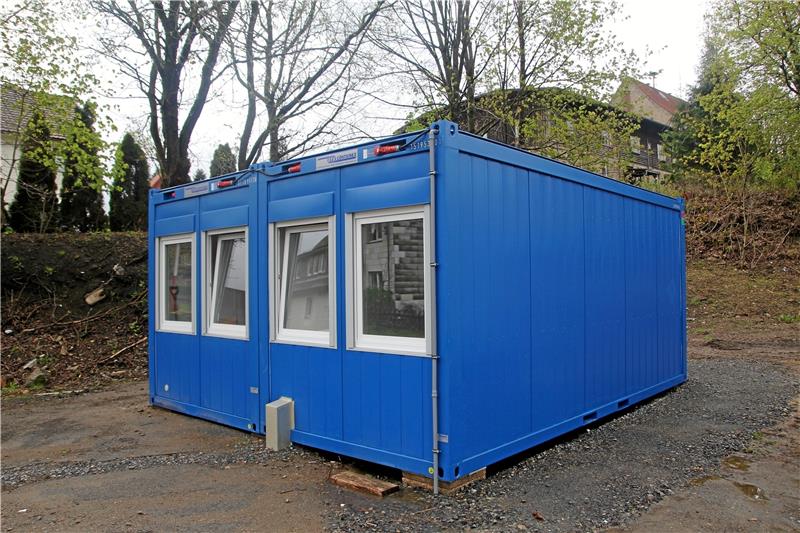 Auf zwei Container verteilt sich jetzt die Unterkunft des Tierschutzvereins Braunlage, in denen sich unter anderem Katzen aufhalten (kl. Bild).  Fotos: Eggers