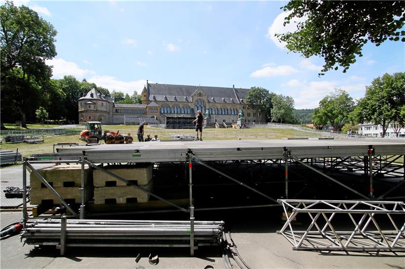 Open-Air-Pläne: Kann Goslar von Wolfenbüttel lernen? Aufbau der Bühne vor den Kaiserpfalz-Open-Air-Konzerten 2022: Wann es dort das nächste Mal Live-Musik geben wird, ist fraglich. Archivfoto: Epping