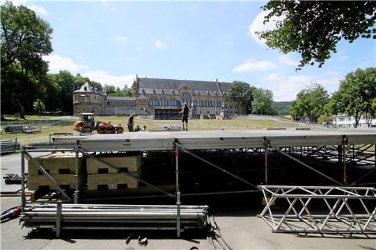 Aufbau der Bühne vor den Kaiserpfalz-Open-Air-Konzerten 2022: Wann es dort das nächste Mal Live-Musik geben wird, ist fraglich. Archivfoto: Epping