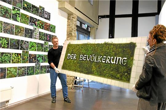 Aufbau im Mönchehaus: Sascha Engel (li.) und Künstler Torben Laib (re.) halten die Bevölkerung in Händen.  Foto: Kempfer