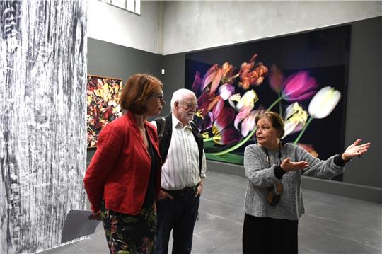 Aufbaurundgang mit der Künstlerin: Dr. Bettina Ruhrberg und Ralf Köhler-Haars begleiten Luzia Simons (rechts) durch ihre vielseitige Ausstellung „En passant“, die am 13. Juli im Mönchehaus eröffnet wird.