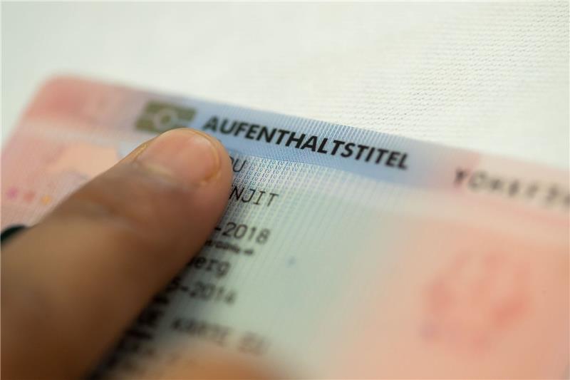 Koalition will Einwanderung von Arbeitssuchenden erleichtern «Aufenthaltstitel» steht auf einer «Blauen Karte» für ausländische Fachkräfte.