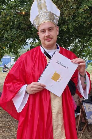 Auffällige Kostüme: Der Papst bringt den Campinggästen das Bier-Evangelium näher.