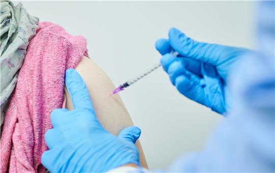 Auffrischungsimpfung in Berlin: Der an die aktuell vorherrschende Omikron-Untervariante BA.5 angepasste Corona-Impfstoff von Biontech und Pfizer zeigt Wirkung.