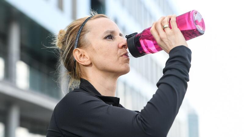 10 Tipps für Läufer, die ihre Fitness steigern wollen Auffüllen: Nach einem langen Lauf immer ausreichend trinken.