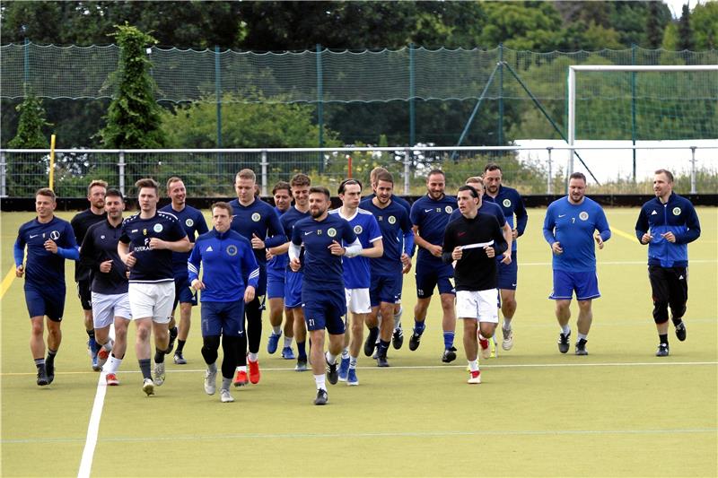TSG Bad Harzburg steht vor harter Saison Aufgalopp auf dem Kunstrasen: Fußball-Landesligist TSG Bad Harzburg hat in dieser Woche das Training aufgenommen. Freitag steigt bereits das erste Testspiel in Wernigerode gegen den Blankenburger FV. Fotos: Epping