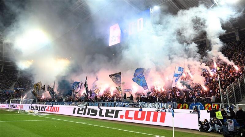 Kurioses Eigentor: Nächster Kölner Rückschlag beim KSC Aufgeheizte Atmosphäre: Die KSC-Fans brannten reichlich Pyrotechnik ab.