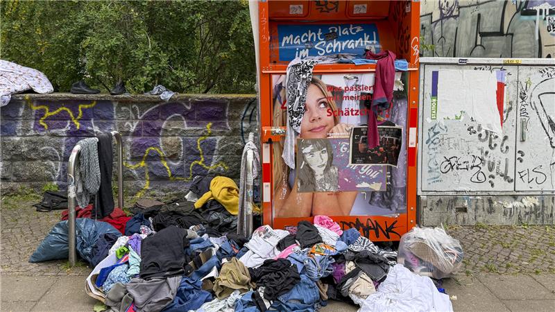 Das DRK zieht in Goslar Container von öffentlichen Plätzen ab Aufgerissene Müllsäcke und wild umhergeworfene Kleidung liegen vor einem Altkleidercontainer. Die zunehmende Entsorgung von Müll in diesen Containern anstelle von Altkleidern stellt die Unternehmen vor Herausforderungen. Auch im Landkreis Goslar ist das ein Problem.