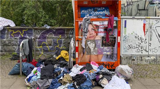 Das DRK zieht in Goslar Container von öffentlichen Plätzen ab Aufgerissene Müllsäcke und wild umhergeworfene Kleidung liegen vor einem Altkleidercontainer. Die zunehmende Entsorgung von Müll in diesen Containern anstelle von Altkleidern stellt die Unternehmen vor Herausforderungen. Auch im Landkreis Goslar ist das ein Problem.