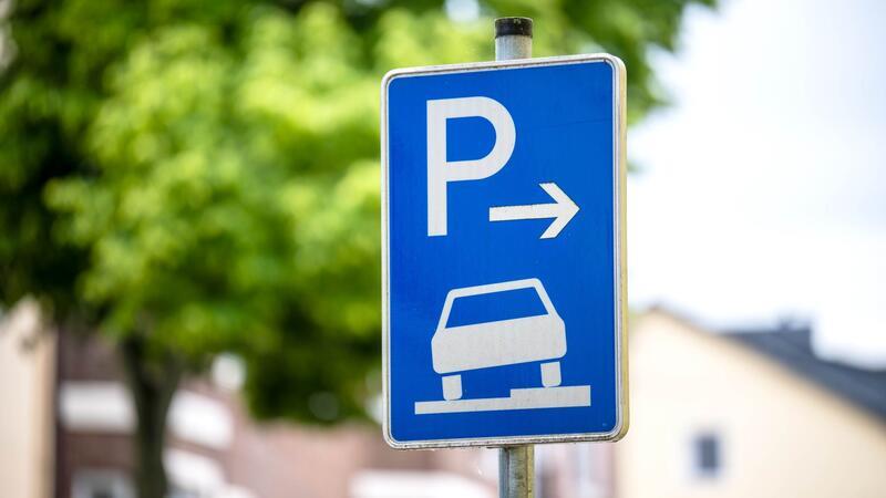 Anwohner können gegen Autos auf Gehwegen vorgehen Aufgesetztes Parken auf Bürgersteigen wird in einigen Städten auch ohne Erlaubnis geduldet.