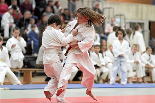 Aufgeteilt in gewichtsnahe Mixed-Pools geht es auf den Wettkampfmatten richtig zur Sache. Die Kämpferinnen und Kämpfer nähern sich dem Thema Judo aber auch kreativ mit Bildern oder Basteleien. Foto: Gietemann