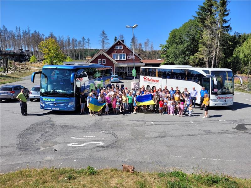 200 ukrainische Kriegsflüchtlinge erkunden den Harz Aufgeteilt in zwei Gruppen besuchen die ukrainischen Flüchtlinge am Mittwoch das Wildaktzengehege und die Grube Samson. Mit Flaggen erinnern sie an ihren Nationalfeiertag, die Unabhängigkeitserklärung von der Sowjetunion vor 31 Jahren. Foto: Exner