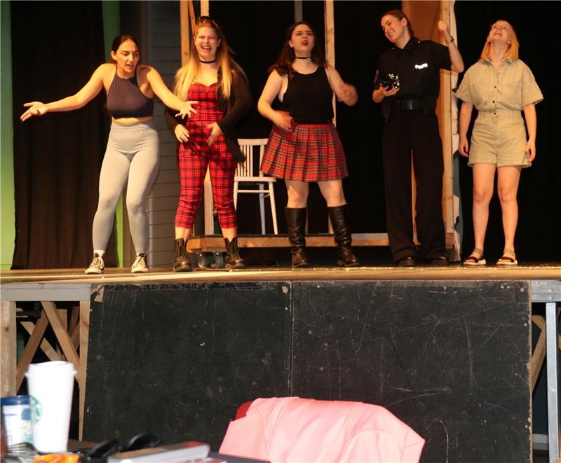 Theater am CvD-Gymnasium: „Gesindel“ kehrt zurück nach Goslar Aufgewiegelt von der Heiligen Johanna der Schlachthöfe proben die Bettler den Aufstand. Foto: Hartmann