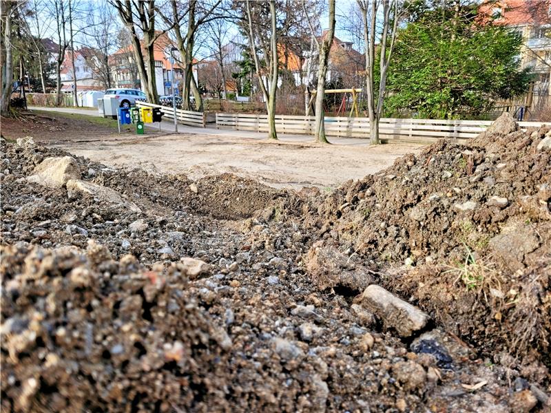 Aufgewühlte Erde und eine sandige Brachfläche – der Spielplatz am Stadtpark ist nicht verkleinert worden, wie der Anblick vermuten lässt. Er soll künftig sogar wachsen: Die Fläche neben den Parkplätzen am Kurzentrum soll hinzukommen, hier werden nagelneue Geräte errichtet. Fotos: Exner