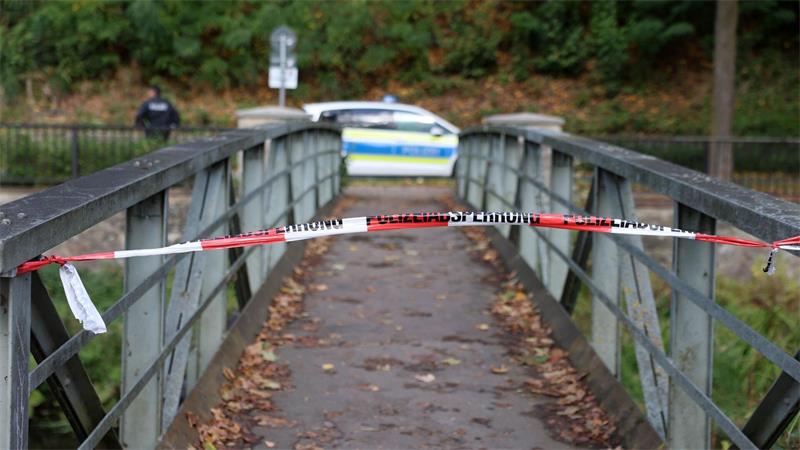 Aufgrund der Auffindesituation und festgestellter Verletzungen geht die Polizei davon aus, dass der 37-Jährige Opfer eines Gewaltverbrechens wurde. 