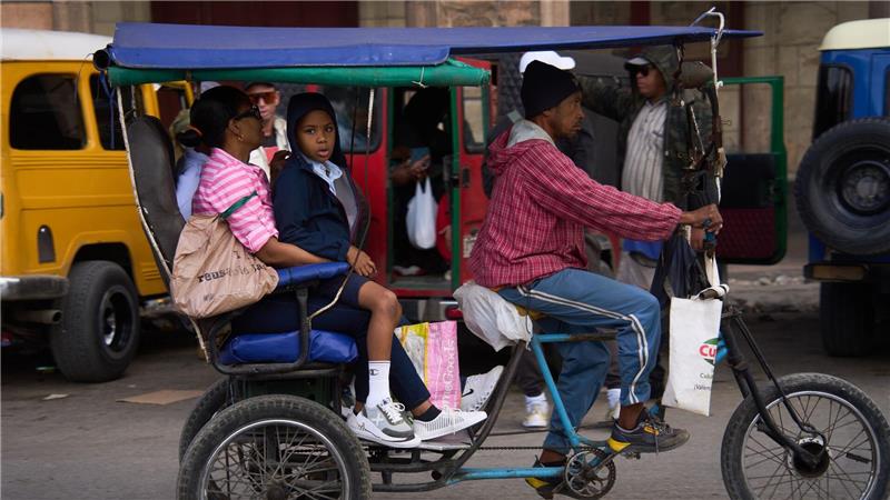Aufgrund der Krise steigen viele Kubaner auf Fahrradtaxis um. 