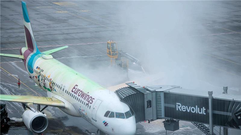 Aufgrund der Witterungen dauert das Enteisen der Maschinen derzeit noch deutlich länger als sonst.