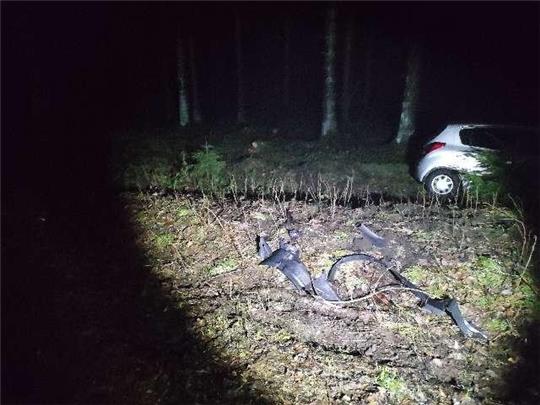 Aufgrund der starken Beschädigungen am Auto blieb es bei dem Versuch der Frau, wieder aus dem Graben herauszufahren, stecken. Foto: Polizei Oberharz
