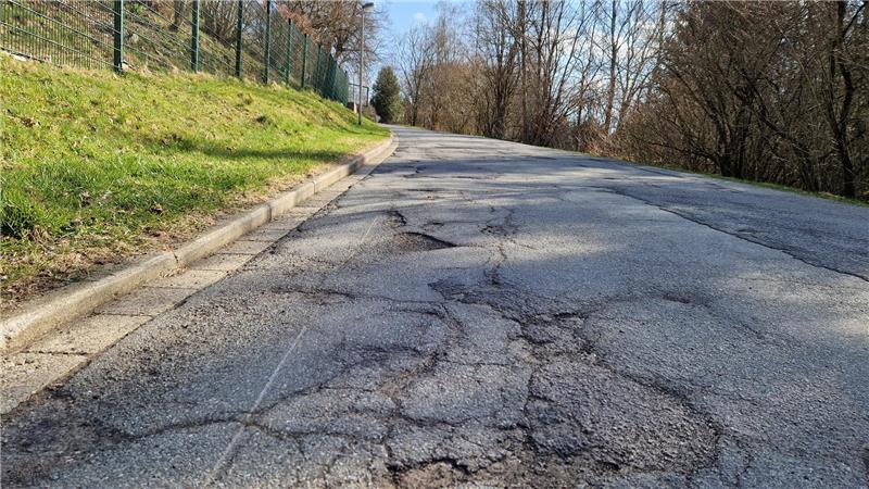 Schluss mit Schlaglöchern in der Straße An der Bornkappe in Altenau Aufgrund der vielen Schlaglöcher in der Straße An der Bornkappe ist eine Asphaltdeckensanierung nötig. Los geht es am 22. April.