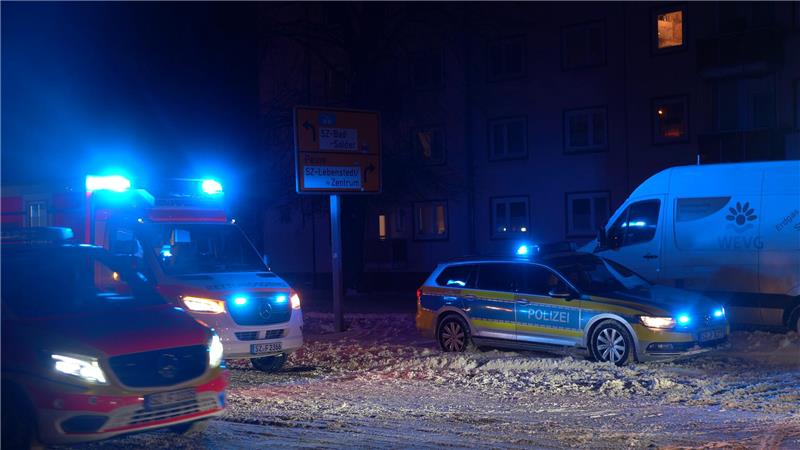 Mehrere Einsatzfahrzeuge stehen an der Straße.