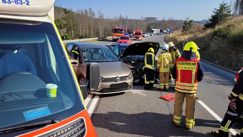 Unfall auf der B4: Wendeversuch endet in Zusammenstoß Aufgrund des Unfalls staut sich der Verkehr auf der B4 in beiden Richtungen zeitweise etliche Meter weit.