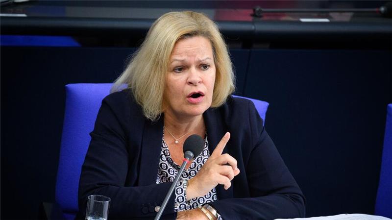Aufgrund einer Fußverletzung stand Bundesinnenministerin Nancy Faeser (SPD) bei der Befragung durch die Abgeordneten nicht am Rednerpult, sondern nahm auf der Regierungsbank Platz.