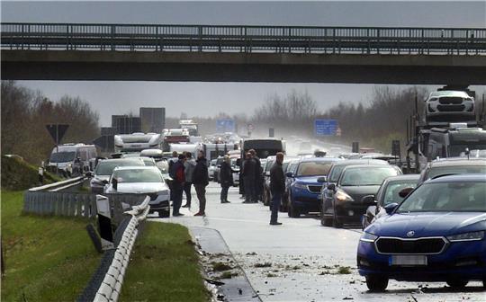 Aufgrund eines Hagelschauers mit Starkregen hat es auf der Autobahn 31 in Niedersachsen zeitgleich mehrere Unfälle gegeben.