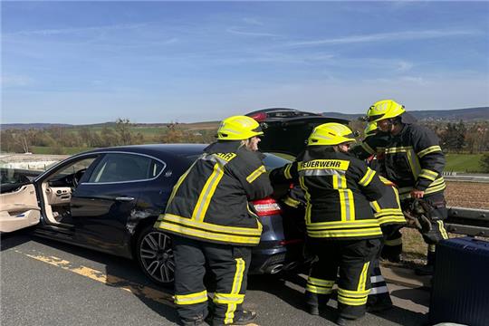 Aufgrund eines internistischen Notfalls verlor ein Maserati-Fahrer die Kontrolle über sein Fahrzeug und baute auf der A7 einen Unfall. Foto: Feuerwehr Seesen
