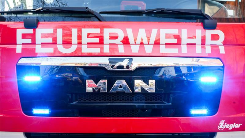 Aufgrund eines technischen Defekts geriet ein Mähdrescher in Haren in Flammen. (Symbolbild)