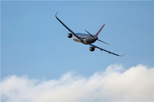Aufgrund eines verspäteten Anschlussfluges forderte eine Frau eine Entschädigung von der Fluglinie.