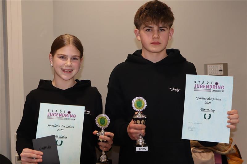Zwei Jugendliche mit Urkunde und Pokal 