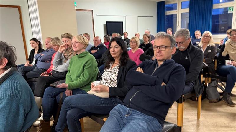 Aufmerksam hören die Bürgermeister, Ratsmitglieder und Kreistagsabgeordneten der Rede von Umweltminister Christian Meyer zu.