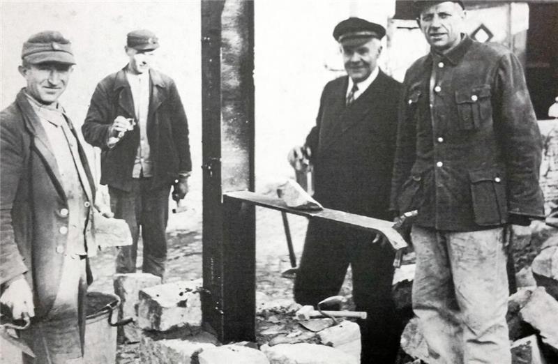 Nach dem Ende des Krieges: Nur die ärgsten Nazis fliegen raus Aufnahme aus dem Jahr 1946 vom Bau auf dem Hof von Kohlenhändler Lüdecke am Beek: Es wurde getauscht und improvisiert. Noch oft dienten alte Uniformen als Kleidung.