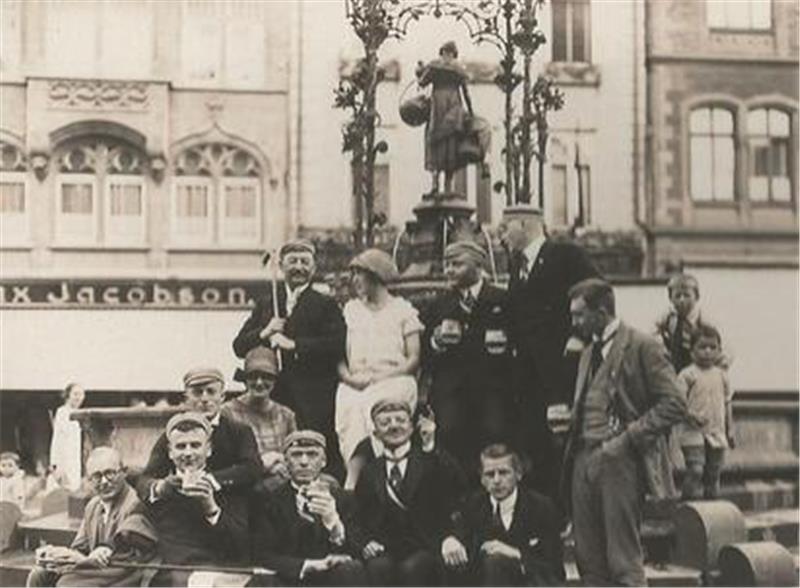 Erinnern an Nazi-Opfer: Niemand kann Hermann Kassebaum helfen Aufnahme vor dem Göttinger Gänseliesel-Brunnen nach 1920: Dort beginnt Hermann Kassebaum nach seinem Goslarer Abitur ein Medizinstudium. Die Bilder zum Bericht stammen bis auf eine Ausnahme aus dem Kassebaum-Nachlass im Stadtarchiv.