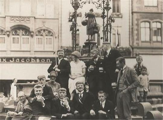Aufnahme vor dem Göttinger Gänseliesel-Brunnen nach 1920: Dort beginnt Hermann Kassebaum nach seinem Goslarer Abitur ein Medizinstudium. Die Bilder zum Bericht stammen bis auf eine Ausnahme aus dem Kassebaum-Nachlass im Stadtarchiv.