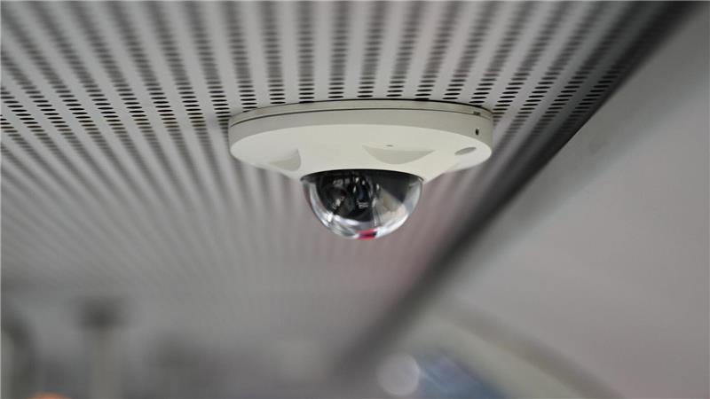 Aufnahmen von Kameras werden in Echtzeit an einen Rechner weitergeleitet und ausgewertet.