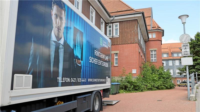 Aufräumarbeiten: Ein Lkw steht am Mittwoch vor der Klinik in Clausthal-Zellerfeld. Das Fahrzeug wirbt damit, Röntgenfilme zu entsorgen.  Foto: Neuendorf