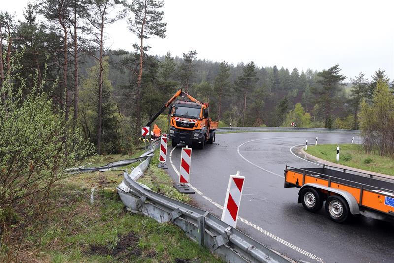 Aufräumarbeiten an der Unfallstelle. Foto: Neuendorf