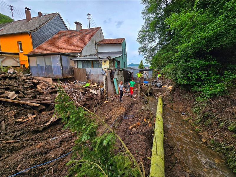 Erste Entwarnung nach Hochwasser im Südwesten Aufräumarbeiten nach dem Hochwasser in Kirn-Sulzbach.