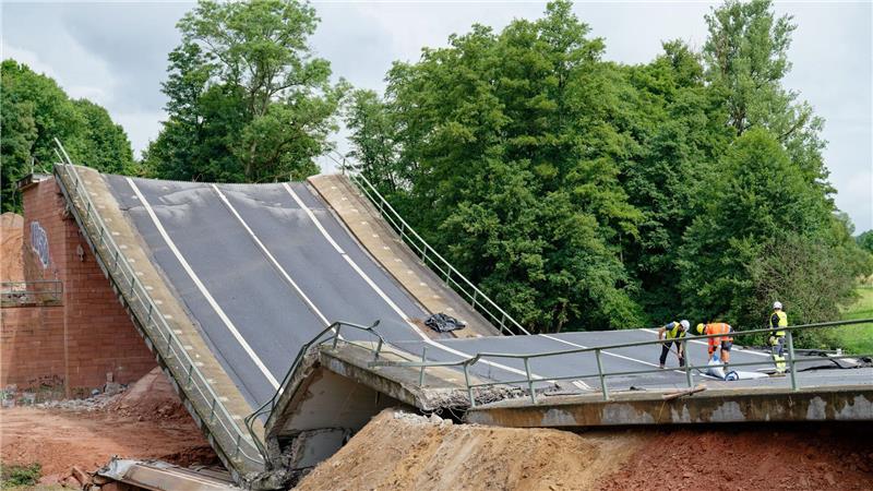 Talbrücke in Sekunden Geschichte: „sehr zufrieden“ Aufräumarbeiten sollten nach Sprengung beginnen.