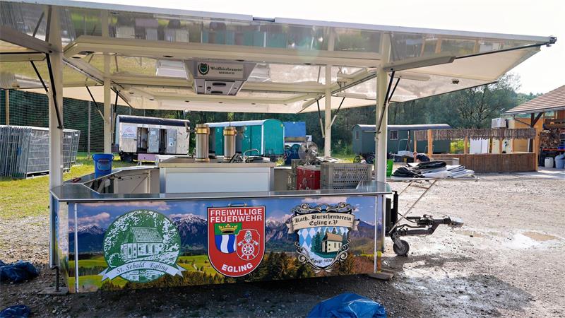 Unbekannter attackiert Festbesucher – acht Verletzte Aufräumen nach dem Fest.