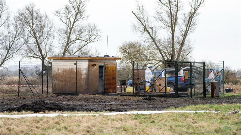 Aufräumen nach dem Unglück: Arbeiter bei Gramzow. 