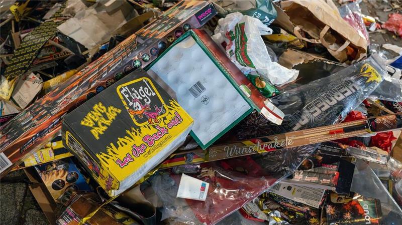 Aufräumen nach der Party: Reinigungskräften haben ab Neujahr einiges zu tun.