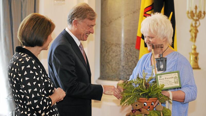 Aufregender Besuch in der Bundeshauptstadt: 2009 überreicht Edeltraut Mahlke dem Ehepaar Köhler ihren selbst gebastelten Würzel.