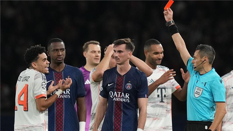 Bayern in Paris: Ohne den „Boss“ und mit Musialas Emotionen Aufreger beim 2:1 der Münchner in der Ligaphase in Paris: Der zweifache Torschütze Luis Díaz sieht die Rote Karte. (Archivbild)