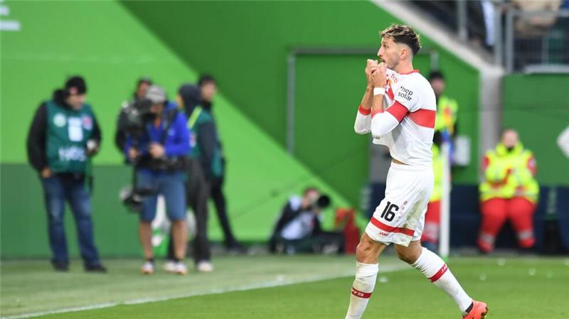 Aufreger in Wolfsburg: Die Gelb-Rote Karte gegen Stuttgarts Atakan Karazor.