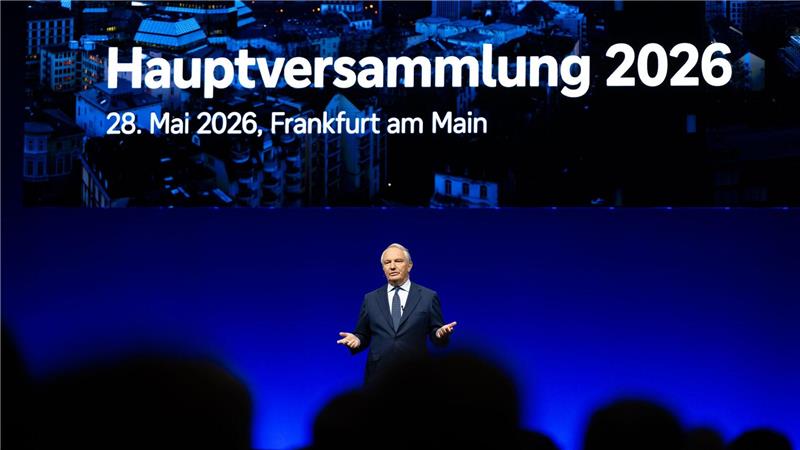 Aufsichtsratschef Alexander Wynaendts begrüßt Aktionärinnen und Aktionäre zur ersten Präsenz-Hauptversammlung der Deutschen Bank seit 2019.