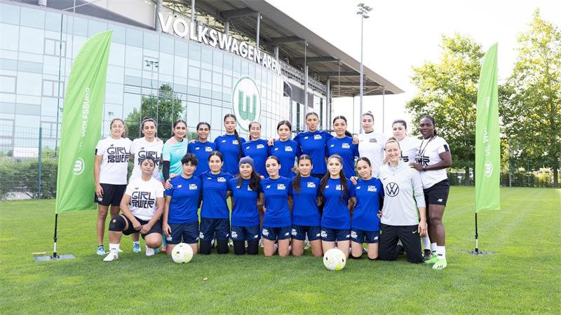 Jedes Training ein Statement für die Freiheit Aufstellen zum Gruppenfoto: Afghanische Fußballerinnen im Summer Camp.