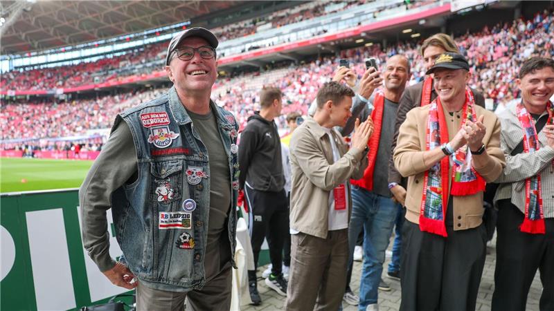 Aufstiegstrainer Ralf Rangnick (l.) zog sich eine Fankutte an.